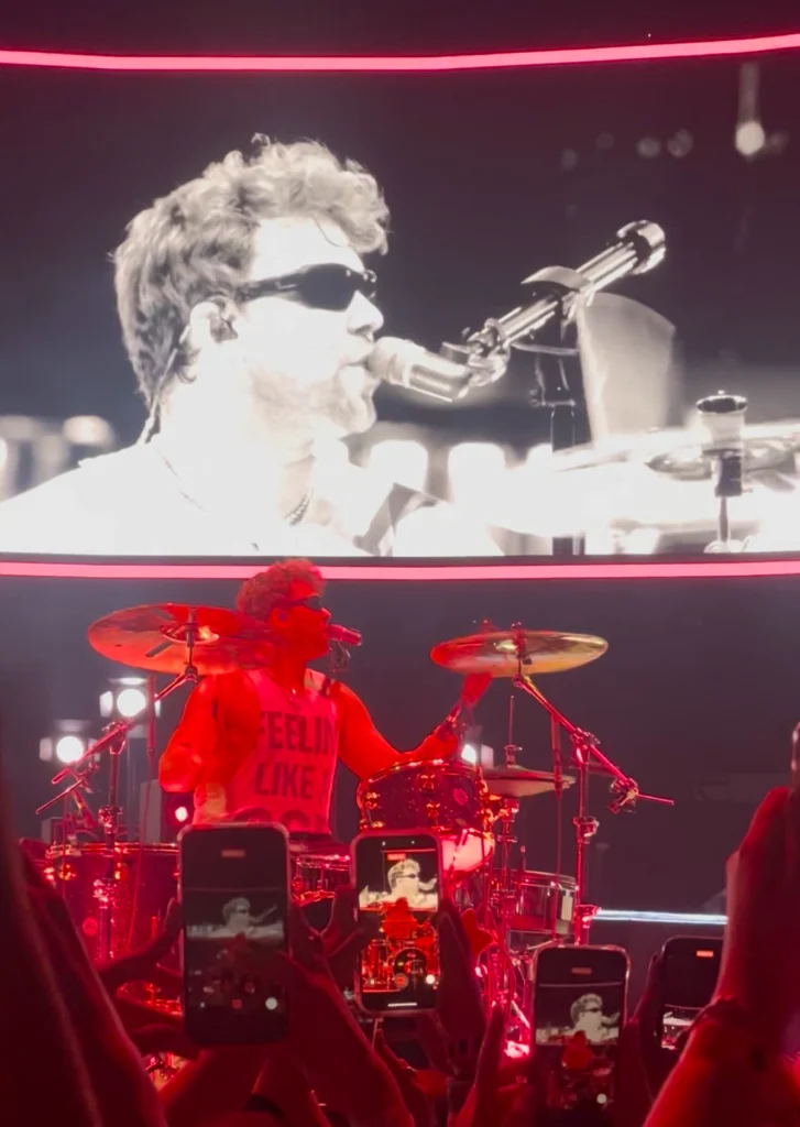 5sos_valencia_ashton_irwin